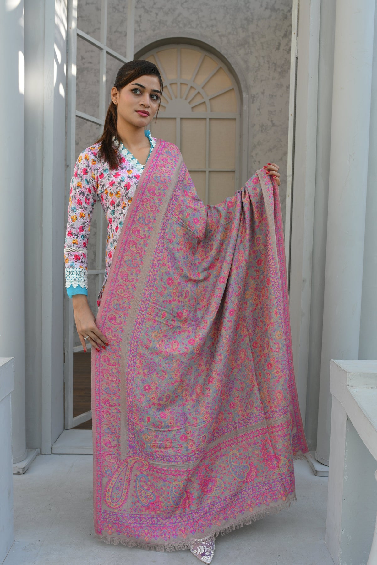 Kani Shawl - Gray base Pink