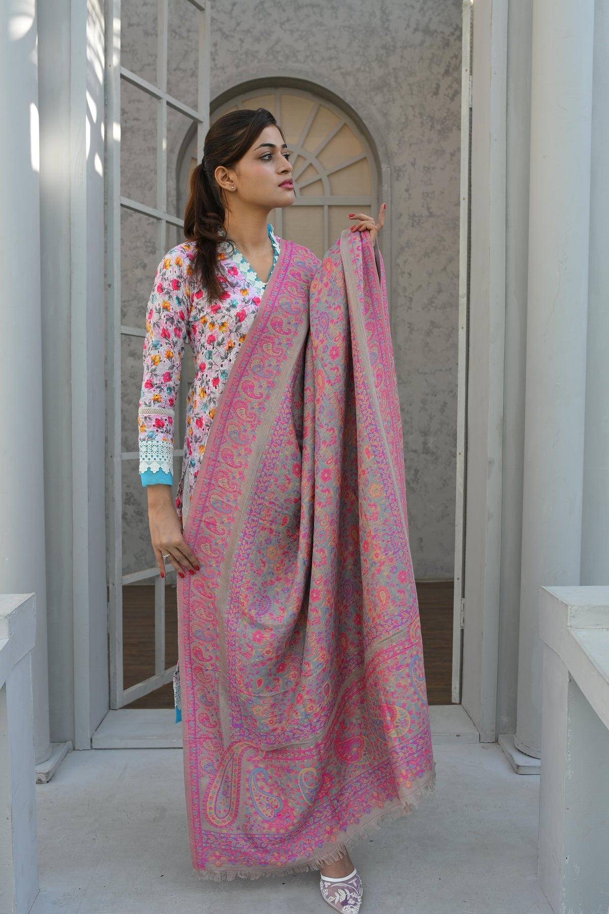 Kani Shawl - Gray base Pink